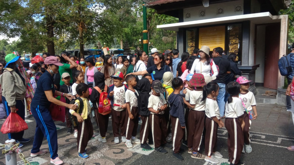 TINGKATKAN WAWASAN ANAK -ANAK PERBEKEL AJAK TK & PAUD UNTUK KARYA WISATA